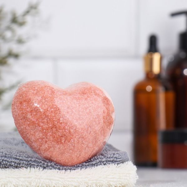 Бомбочка для ванны "Сердце" с ароматом клубники, красная