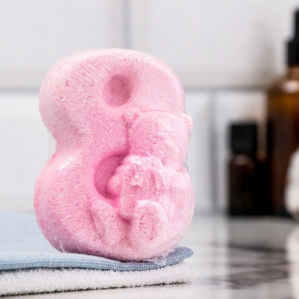 Бомбочка для ванны "С 8 марта с мишкой" с ароматом клубники, 120гр, розовая